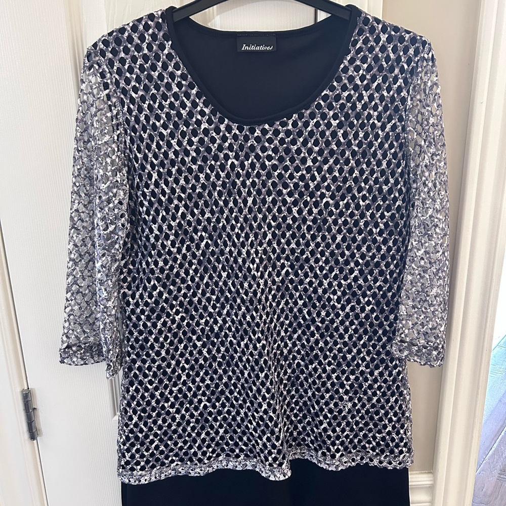 Black and White 3/4 Sleeve Geometric Patterned Blouse.